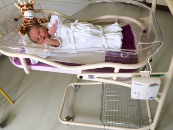 Foto 1 - spokojné novorodeniatko stráži nový monitor dychu